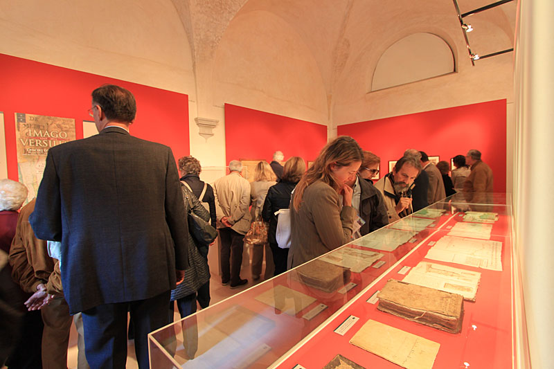 Alcuni momenti dell'inaugurazione della mostra “Imago Versiliae. 1513-2013. Tesori d'archivio. Manoscritti e mappe del Capitanato dall'Archivio Storico Comunale di Pietrasanta” nel Chiostro di Sant'Agostino a Pietrasanta. (©Matteo Varisco)