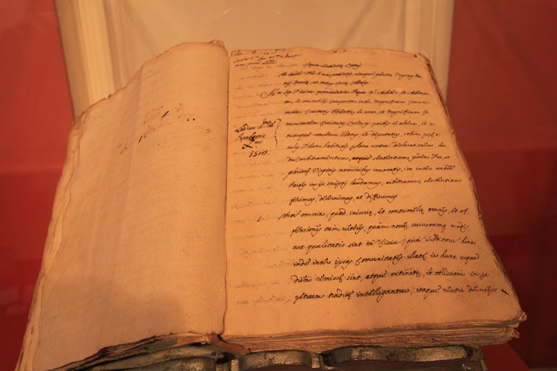 Alcuni momenti dell'inaugurazione della mostra “Imago Versiliae. 1513-2013. Tesori d'archivio. Manoscritti e mappe del Capitanato dall'Archivio Storico Comunale di Pietrasanta” nel Chiostro di Sant'Agostino a Pietrasanta. (©Matteo Varisco)