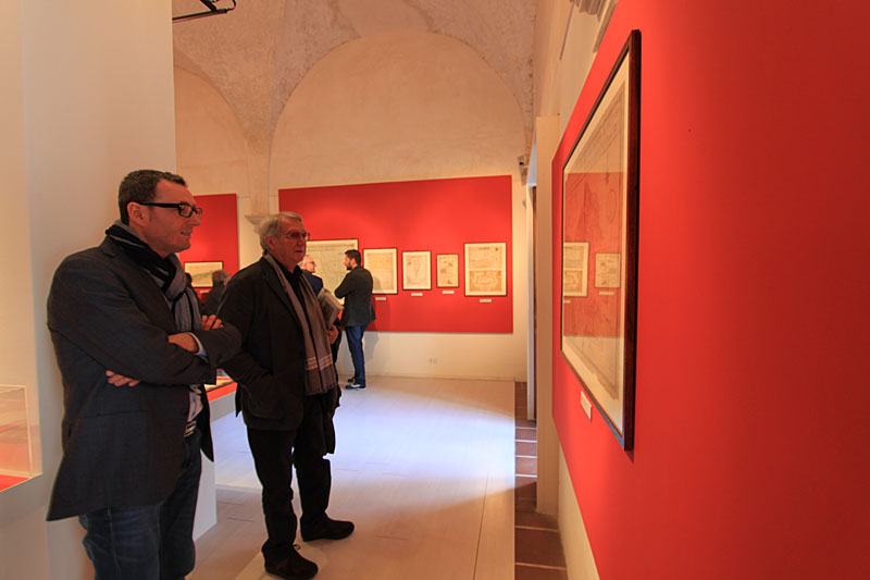 Alcuni momenti dell'inaugurazione della mostra “Imago Versiliae. 1513-2013. Tesori d'archivio. Manoscritti e mappe del Capitanato dall'Archivio Storico Comunale di Pietrasanta” nel Chiostro di Sant'Agostino a Pietrasanta. (©Matteo Varisco)