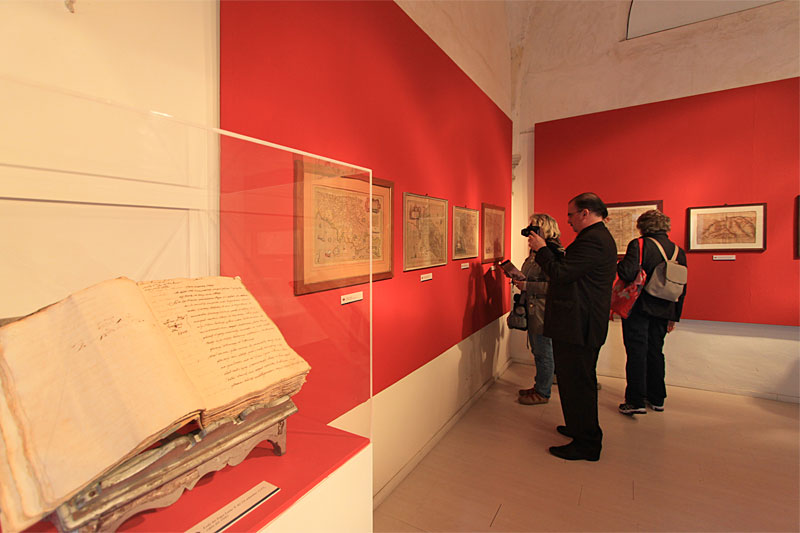 Alcuni momenti dell'inaugurazione della mostra “Imago Versiliae. 1513-2013. Tesori d'archivio. Manoscritti e mappe del Capitanato dall'Archivio Storico Comunale di Pietrasanta” nel Chiostro di Sant'Agostino a Pietrasanta. (©Matteo Varisco)