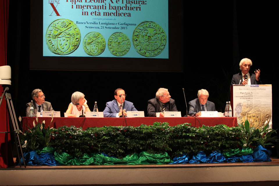 Riccardo Tarabella, presidente del Comitato per le celebrazioni dei 500 anni del Lodo di Papa Leone X, presenta la medaglia celebrativa del lodo durante l'introduzione del convegno “Papa Leone X e l'usura: i mercanti banchieri in età medicea” (©Matteo Varisco)