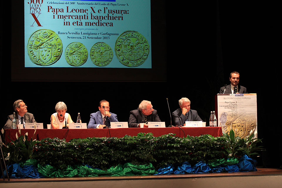 Ettore Neri, sindaco di Seravezza, durante il suo intervento introduttivo al convegno “Papa Leone X e l'usura: i mercanti banchieri in età medicea” (©Matteo Varisco)