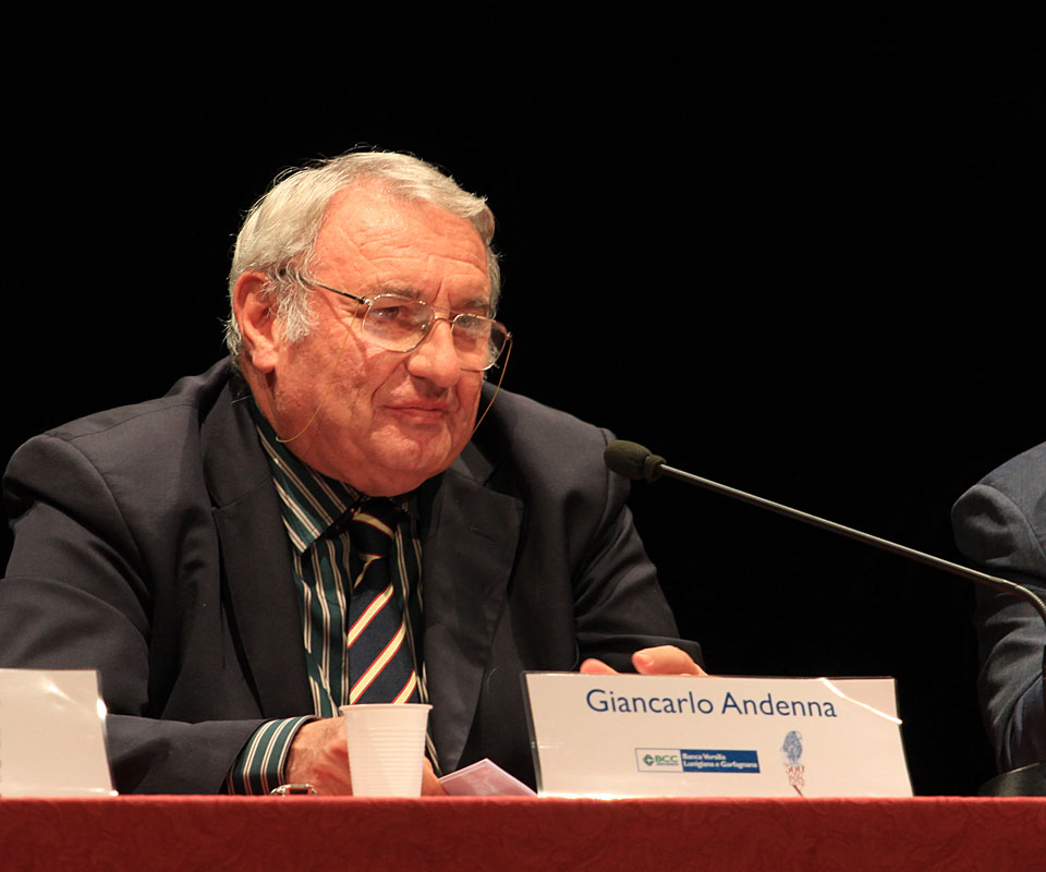 Il Prof. Giancarlo Andenna (Università Cattolica di Milano), durante il suo intervento intitolato “Presupposti teologico canonistici della Bolla di Papa Leone X “Inter multiplices” sulla liceità dell'interesse” (©Matteo Varisco)