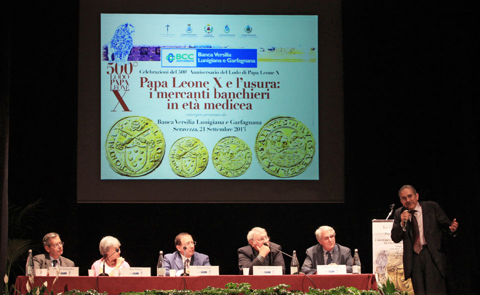 Umberto Guidugli, presidente della Banca Versilia Lunigiana e Garfagnana, durante il suo intervento conclusivo del convegno “Papa Leone X e l'usura: i mercanti banchieri in età medicea” (©Matteo Varisco)