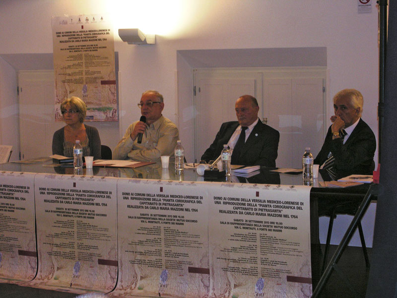 Un momento della presentazione della “Pianta corografica del Capitanato di Pietrasanta” di Carlo Maria Mazzoni alla Società di Mutuo Soccorso di Forte dei Marmi il 28 settembre 2013