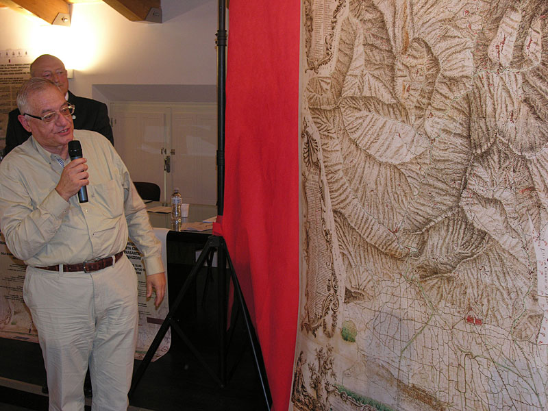 Un momento della presentazione della “Pianta corografica del Capitanato di Pietrasanta” di Carlo Maria Mazzoni alla Società di Mutuo Soccorso di Forte dei Marmi il 28 settembre 2013