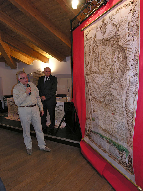 Un momento della presentazione della “Pianta corografica del Capitanato di Pietrasanta” di Carlo Maria Mazzoni alla Società di Mutuo Soccorso di Forte dei Marmi il 28 settembre 2013