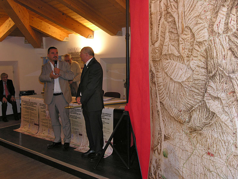 Un momento della presentazione della “Pianta corografica del Capitanato di Pietrasanta” di Carlo Maria Mazzoni alla Società di Mutuo Soccorso di Forte dei Marmi il 28 settembre 2013