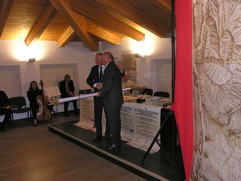 Un momento della presentazione della “Pianta corografica del Capitanato di Pietrasanta” di Carlo Maria Mazzoni alla Società di Mutuo Soccorso di Forte dei Marmi il 28 settembre 2013