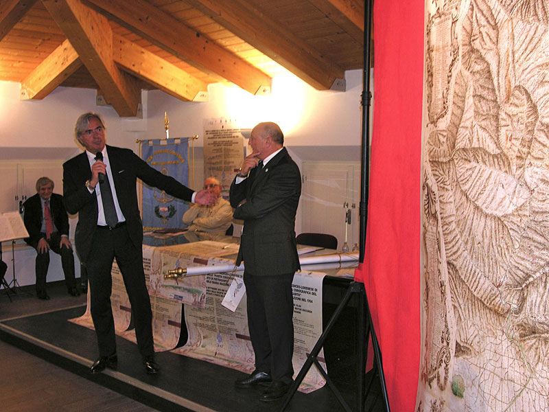 Un momento della presentazione della “Pianta corografica del Capitanato di Pietrasanta” di Carlo Maria Mazzoni alla Società di Mutuo Soccorso di Forte dei Marmi il 28 settembre 2013