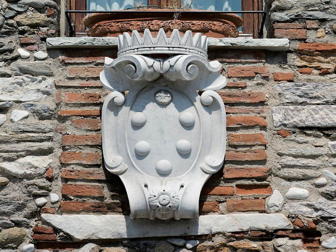Lo stemma mediceo all’ex magazzino del ferro, uno dei più antichi edifici di Forte dei Marmi
