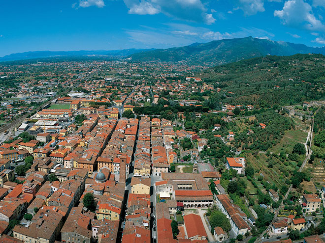 Il centro storico di Pietrasanta in una visione aerea