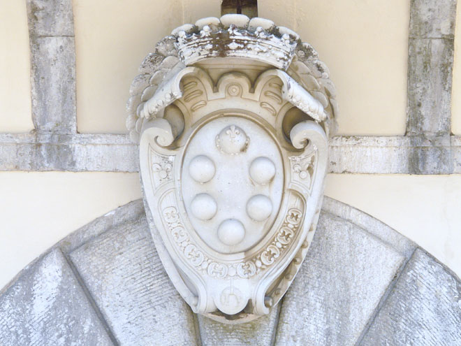Particolare dello stemma di casa Medici sul portone d’ingresso di Palazzo Mediceo a Seravezza