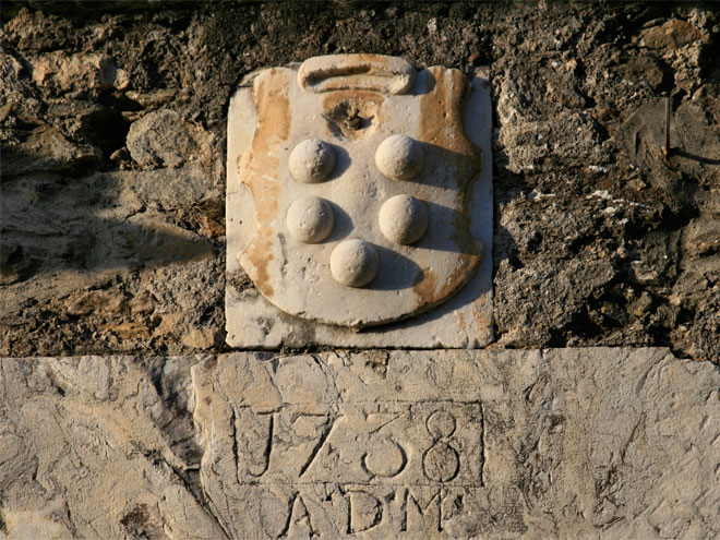 Antico stemma mediceo sulla Torre dell’Orologio a Stazzema