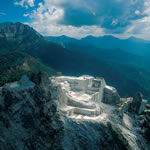 Monte Altissimo, spettacolare visione aerea della cava di marmo delle Cervaiole