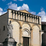 Chiesa di Sant’Agostino e monumento a Leopoldo II Granduca di Toscana a Pietrasanta