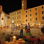 Vita serale nei locali di piazza Duomo a Pietrasanta