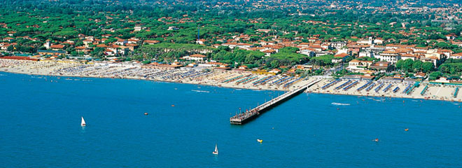 Il pontile e la spiaggia di Forte dei Marmi. Sullo sfondo la catena delle Alpi Apuane