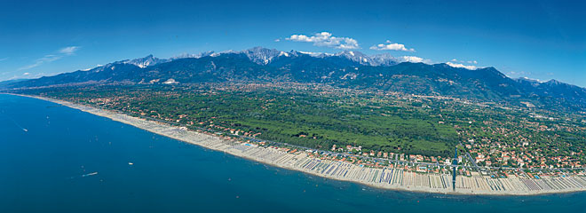 La Versilia dal mare ai monti in uno spettacolare scatto aereo